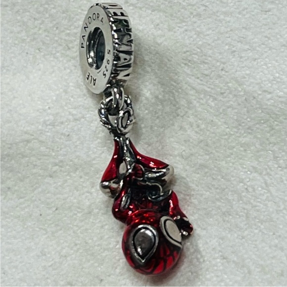 Pandora Spider-Man charm - Picture 7 of 12